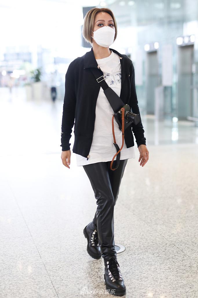 宁静染金发戴蓝色美瞳 眼妆魅惑又美又飒