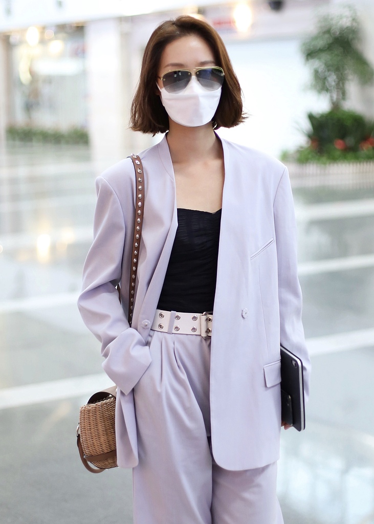 蓝盈莹穿香芋紫西装潮范十足 抄兜快走宛若拍大片