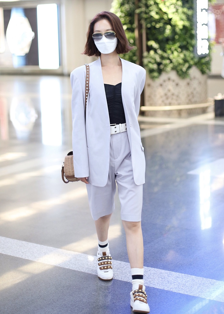 蓝盈莹穿香芋紫西装潮范十足 抄兜快走宛若拍大片