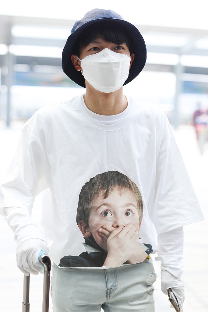 周深机场偶遇好友柳岩 热聊不断上演“爱的抱抱”