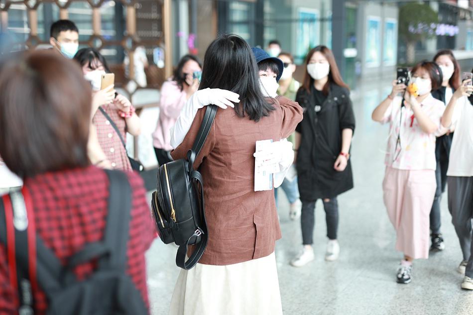 周深机场偶遇好友柳岩 热聊不断上演“爱的抱抱”