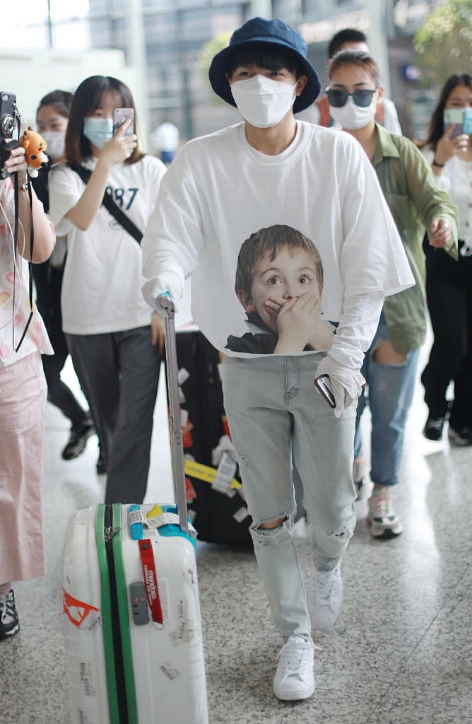 周深机场偶遇好友柳岩 热聊不断上演“爱的抱抱”