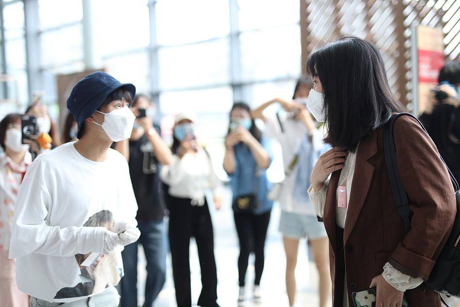 周深机场偶遇好友柳岩 热聊不断上演“爱的抱抱”