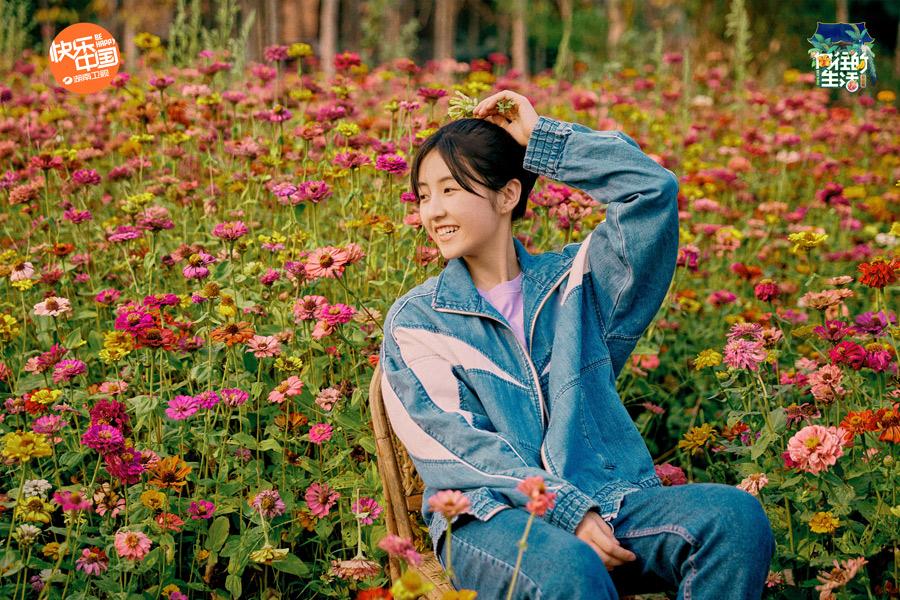 《向往的生活4》即将开播 张子枫花海写真惹人喜爱