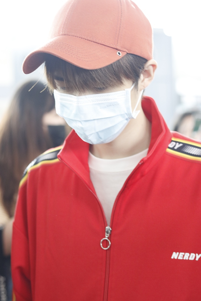 管栎穿红色运动装清爽帅气 搭配小红帽秒变活力少年