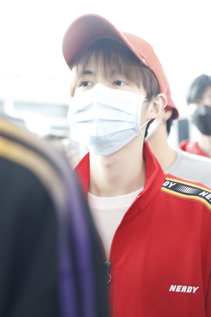 管栎穿红色运动装清爽帅气 搭配小红帽秒变活力少年