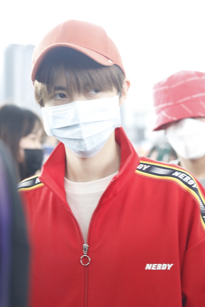 管栎穿红色运动装清爽帅气 搭配小红帽秒变活力少年