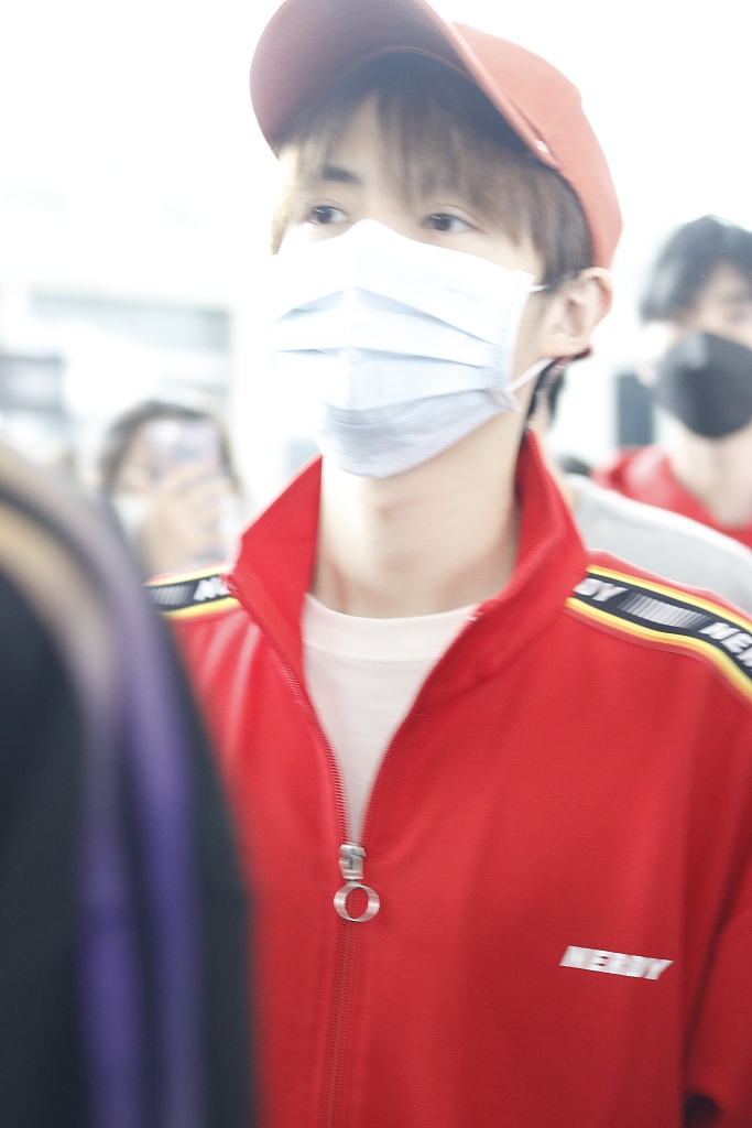 管栎穿红色运动装清爽帅气 搭配小红帽秒变活力少年