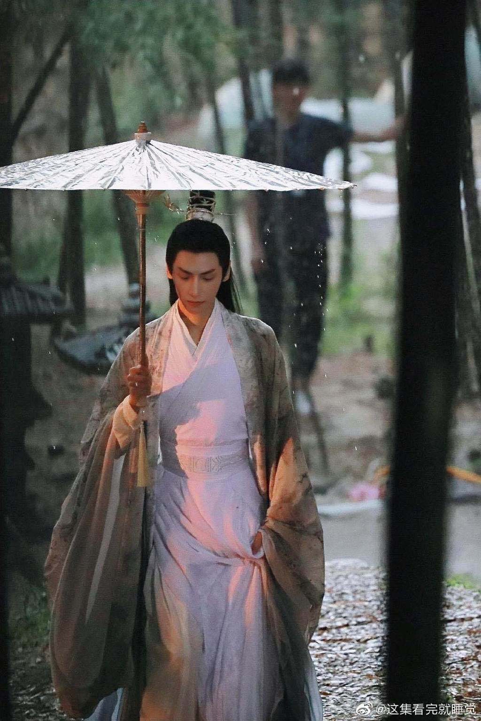 罗云熙新剧路透曝光 执伞雨中漫步画面唯美