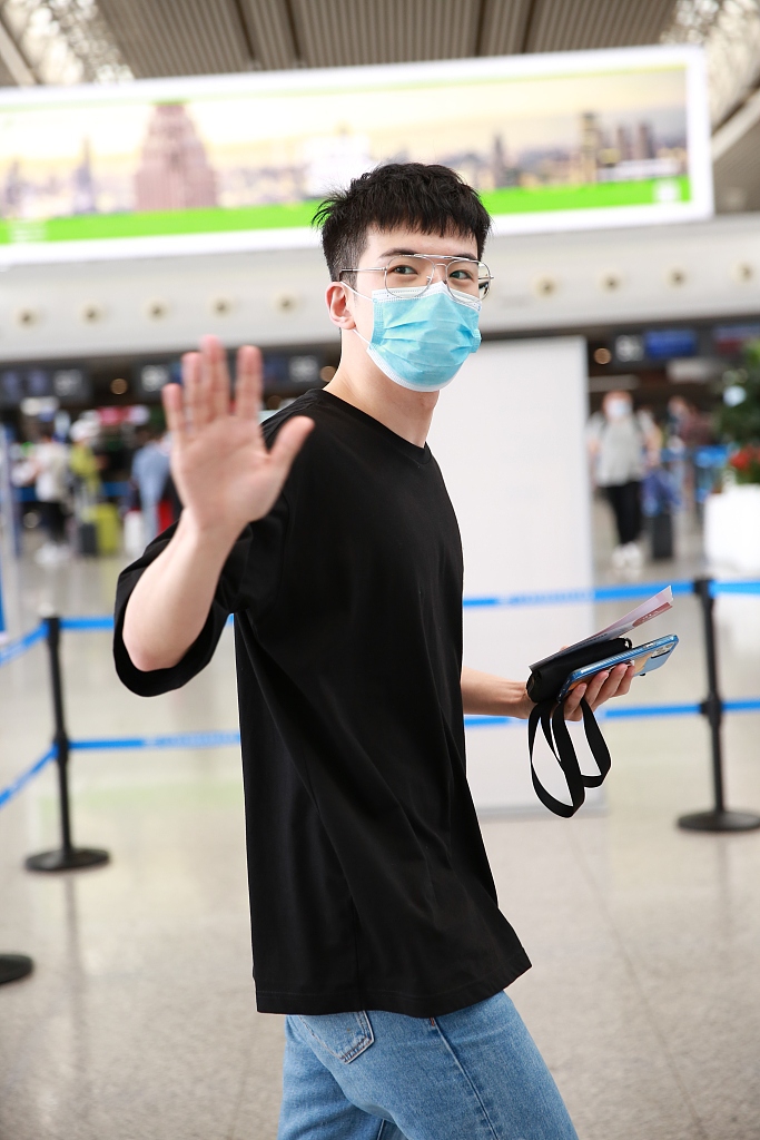 仝卓戴银框眼镜帅气斯文 热情打招呼秒变活力大男孩