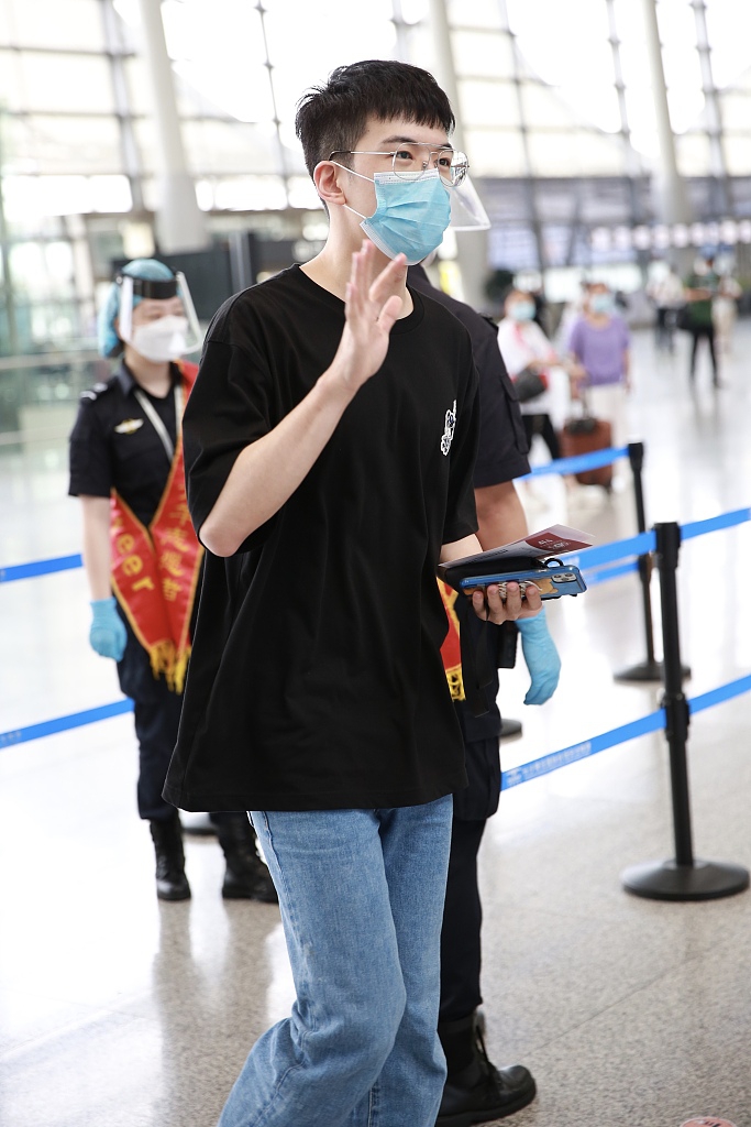 仝卓戴银框眼镜帅气斯文 热情打招呼秒变活力大男孩