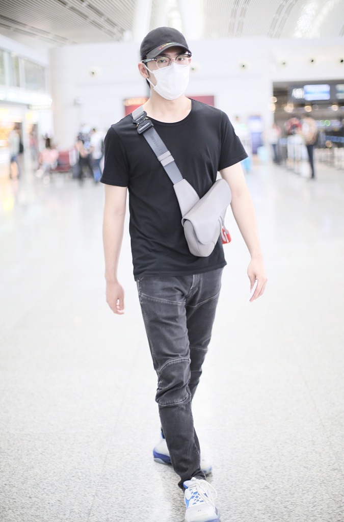高天鹤现身机场大步疾走 全黑造型酷感十足