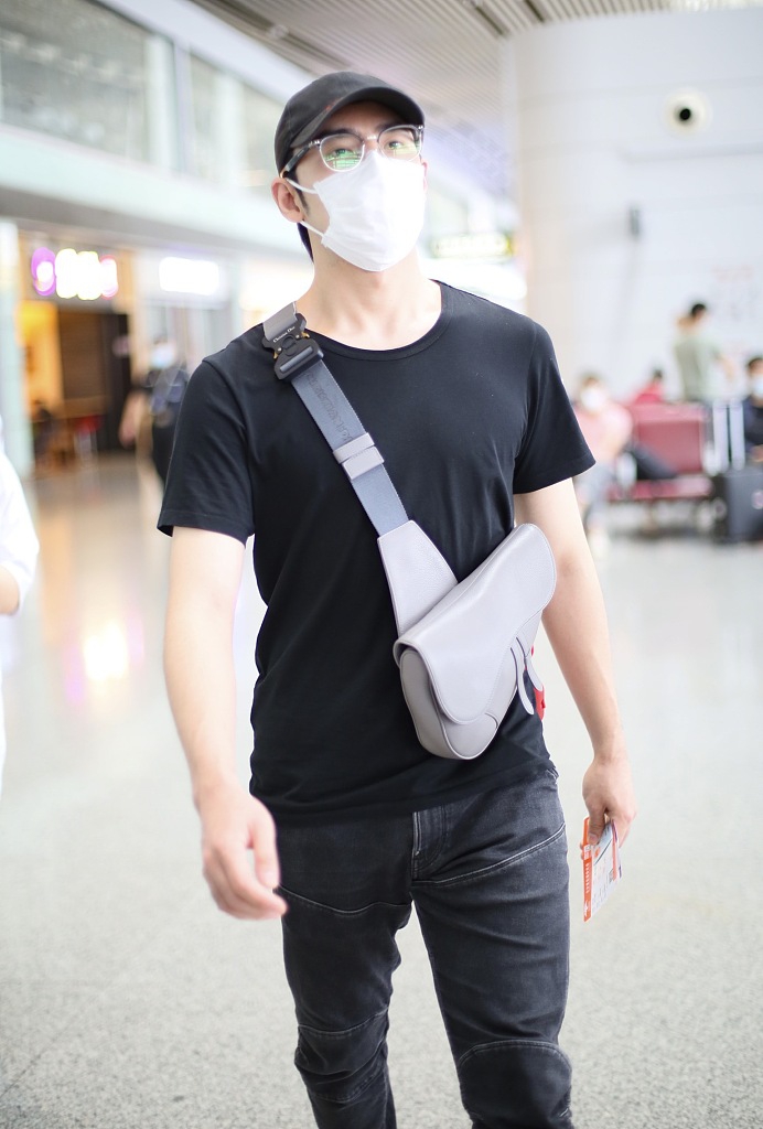高天鹤现身机场大步疾走 全黑造型酷感十足
