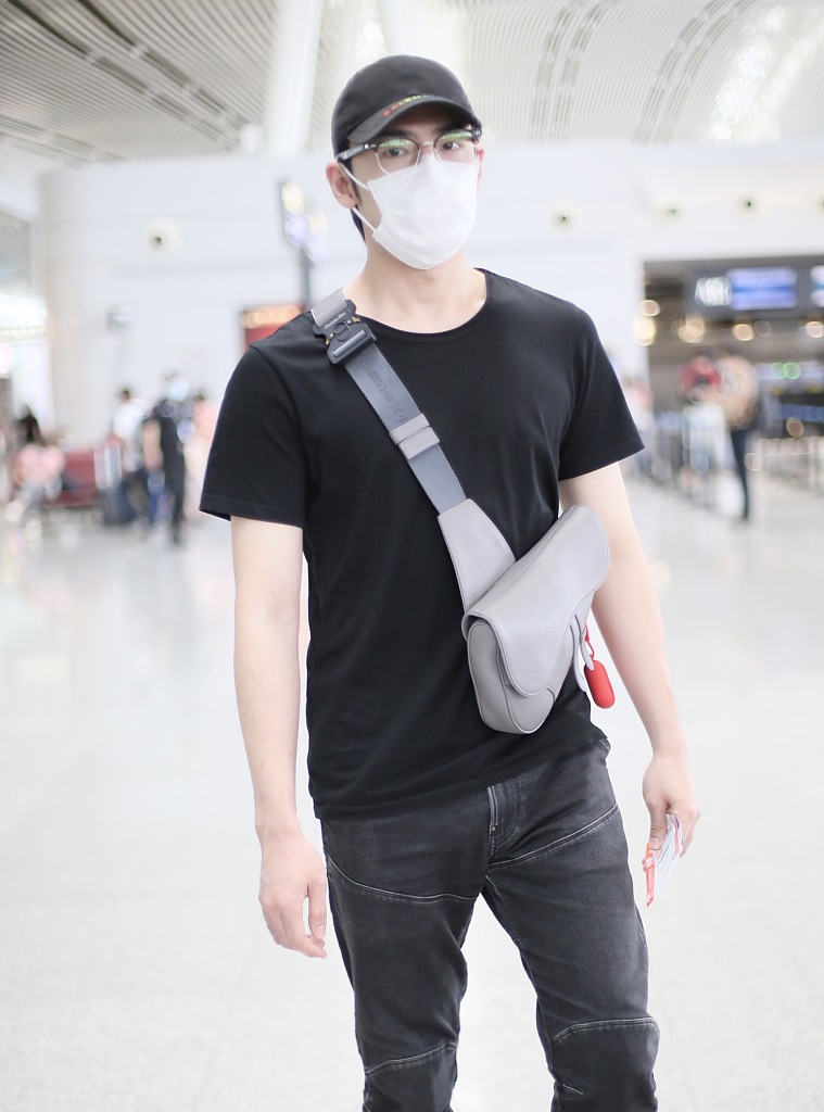 高天鹤现身机场大步疾走 全黑造型酷感十足