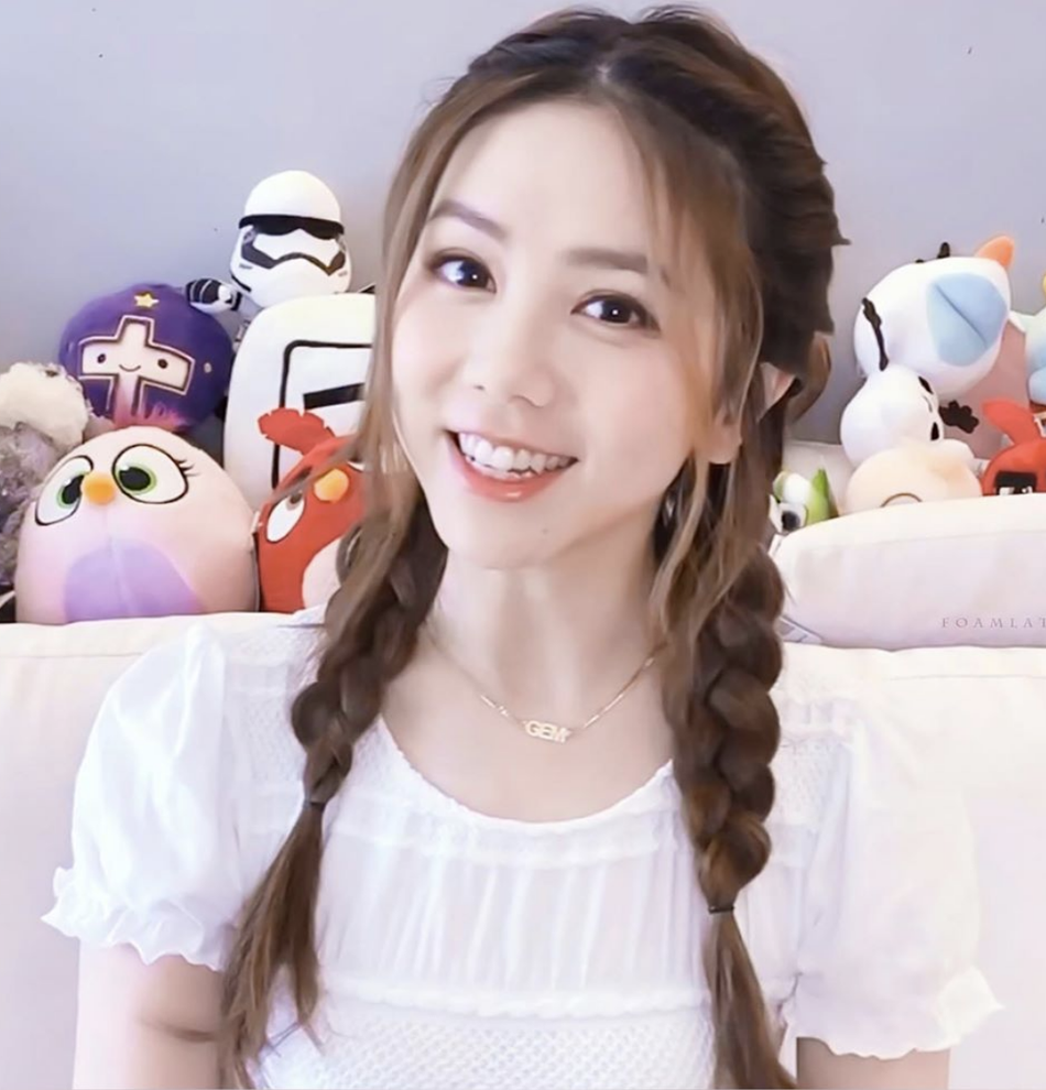 邓紫棋扎双麻花辫甜笑少女感足 身后娃娃堆抢镜