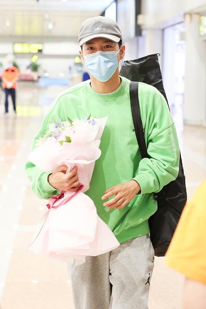 徐海乔穿绿色卫衣清新养眼 单手拿花似霸道男主