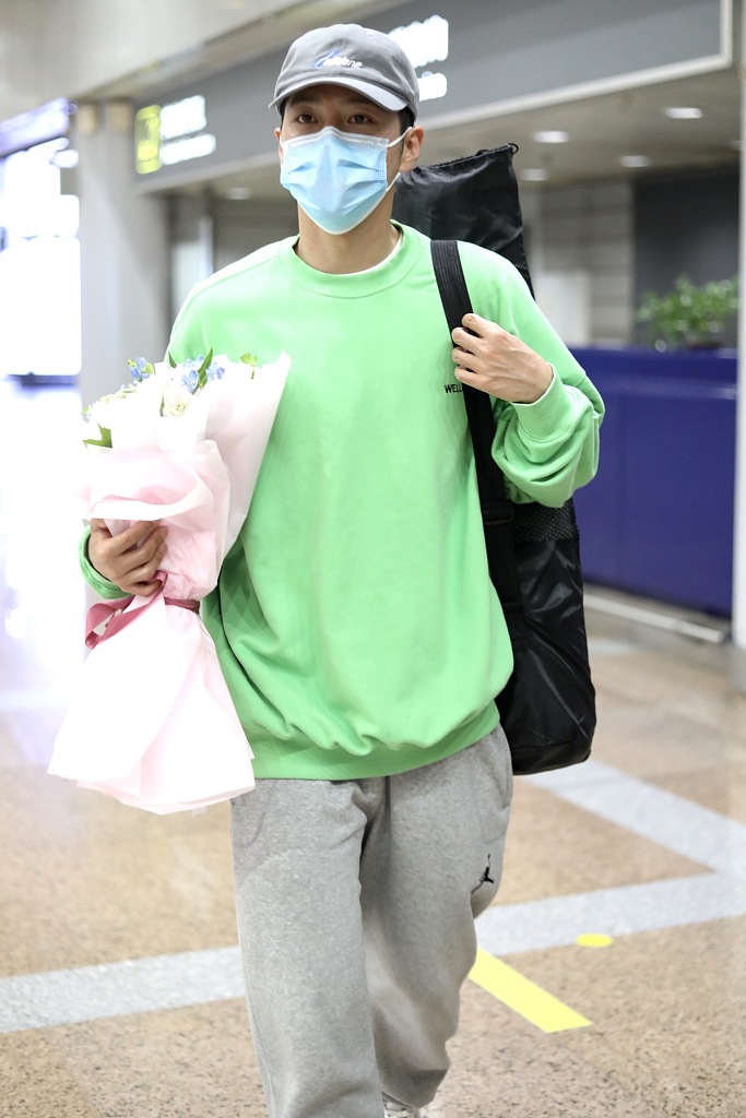 徐海乔穿绿色卫衣清新养眼 单手拿花似霸道男主