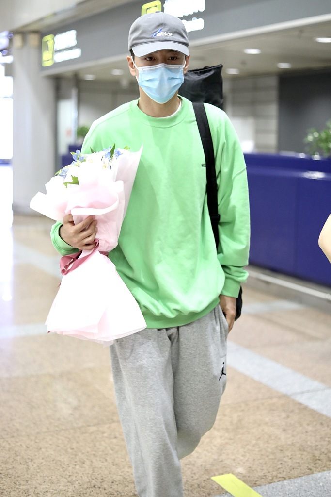 徐海乔穿绿色卫衣清新养眼 单手拿花似霸道男主