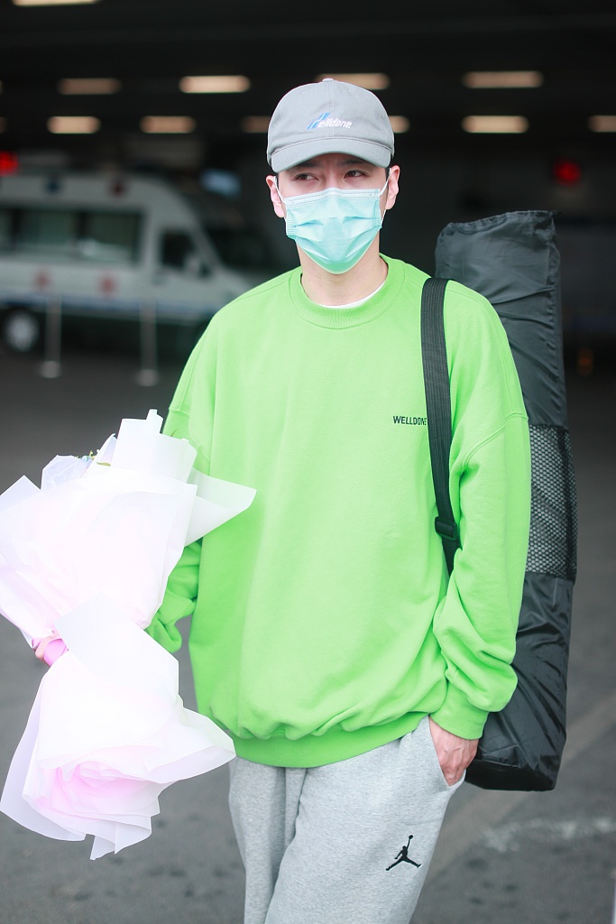 徐海乔穿绿色卫衣清新养眼 单手拿花似霸道男主