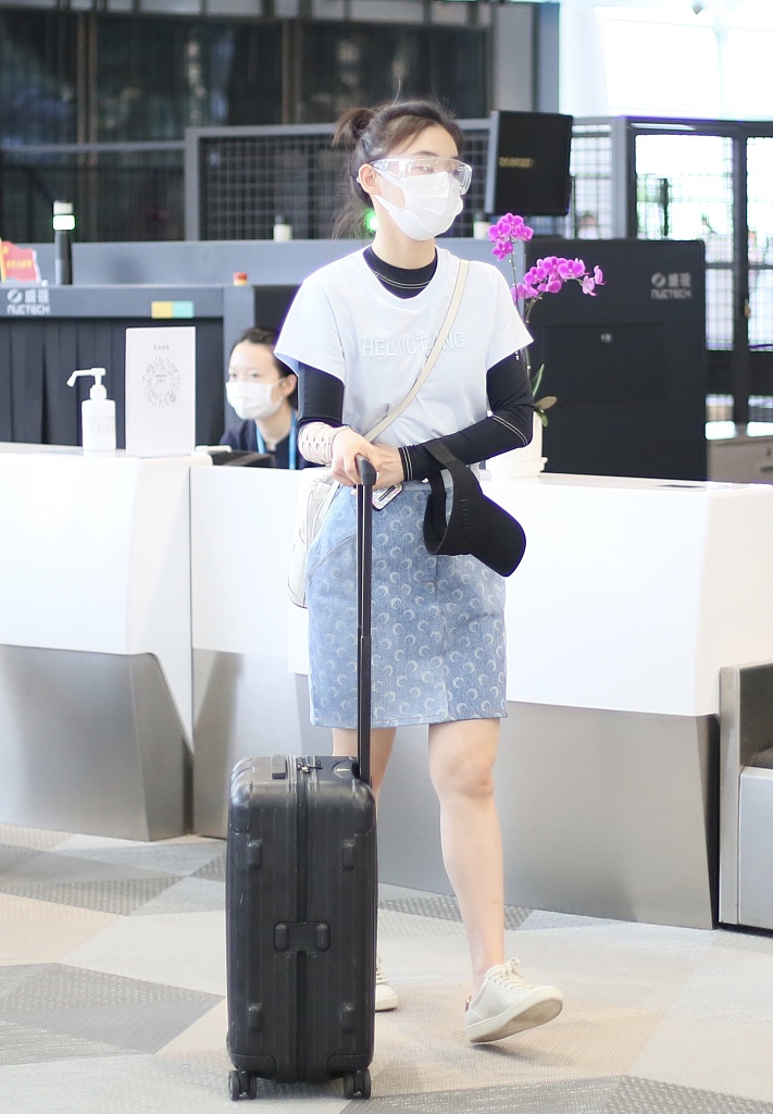 袁姗姗穿牛仔短裙露美腿 青春靓丽少女感爆棚