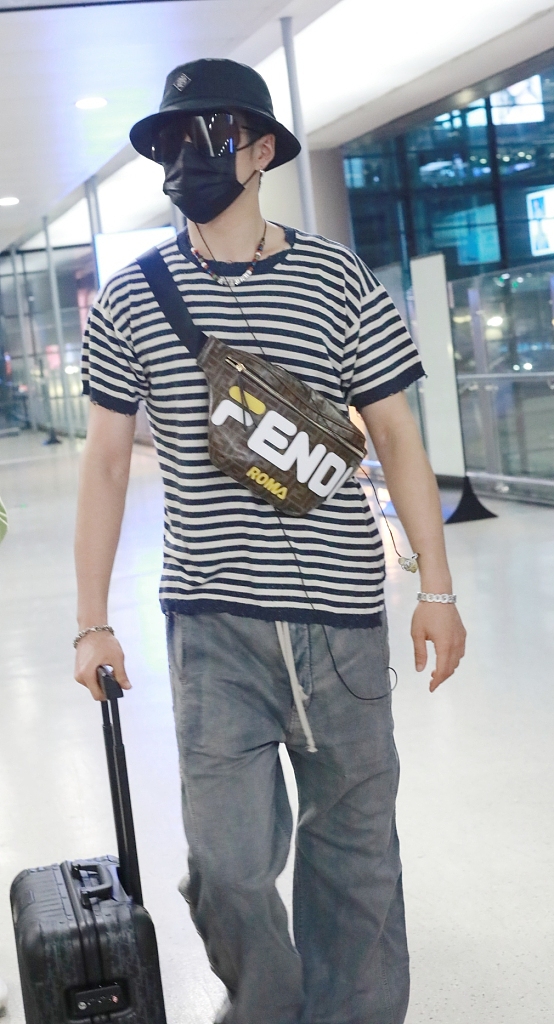 韩东君装扮清爽独自赶路 机场疾走带风气场超强