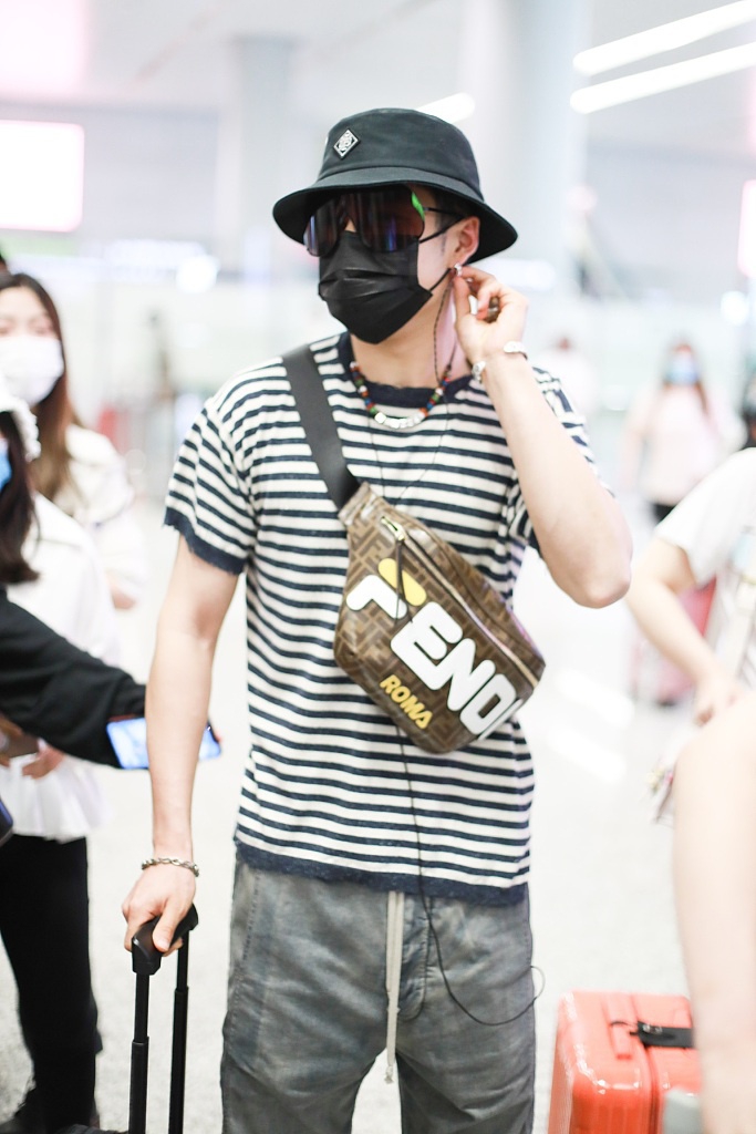 韩东君装扮清爽独自赶路 机场疾走带风气场超强