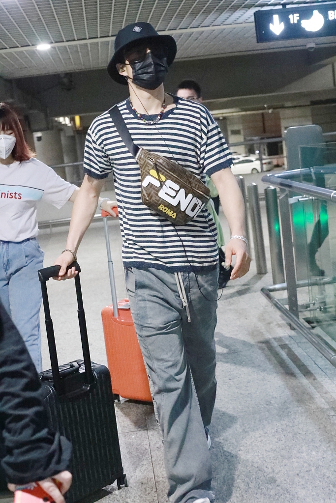 韩东君装扮清爽独自赶路 机场疾走带风气场超强