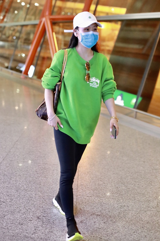 袁娅维穿减龄卫衣配健美裤秀美腿 低头快走气场十足