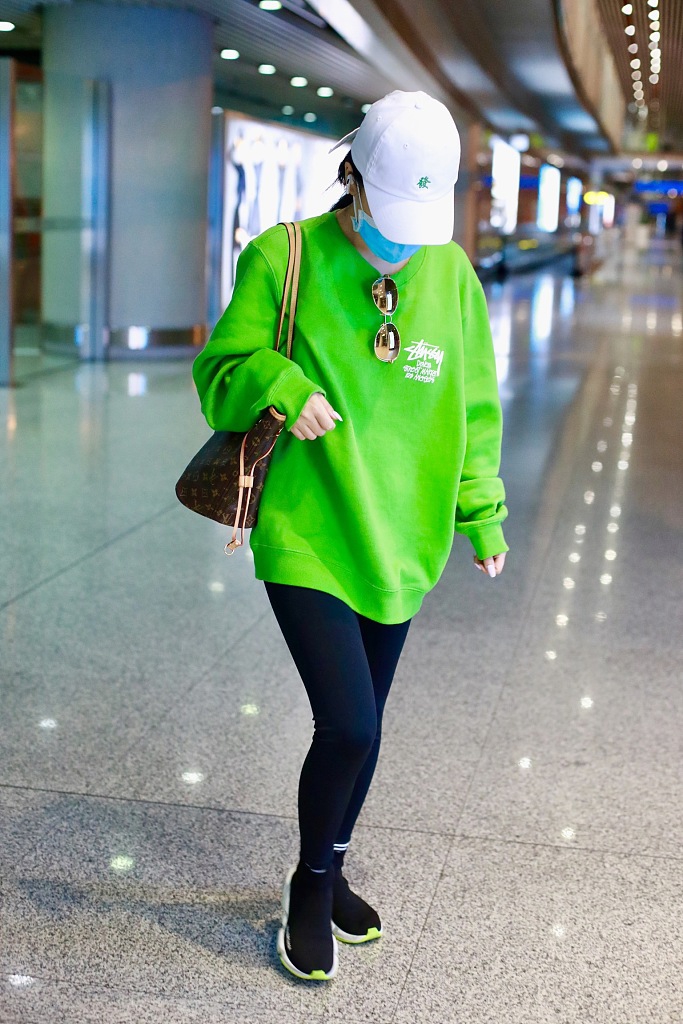 袁娅维穿减龄卫衣配健美裤秀美腿 低头快走气场十足