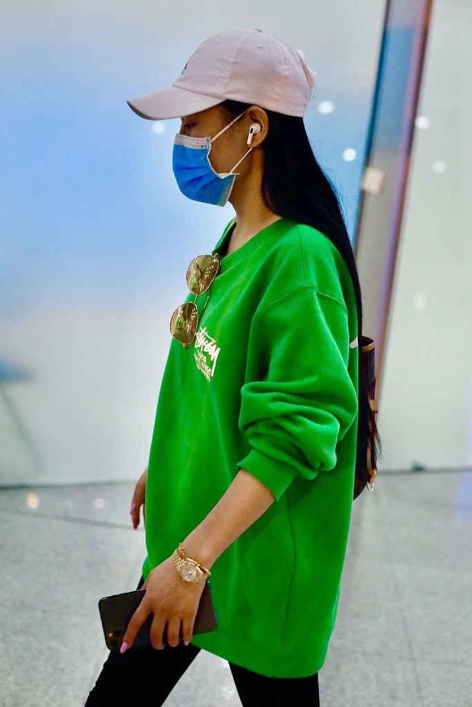 袁娅维穿减龄卫衣配健美裤秀美腿 低头快走气场十足