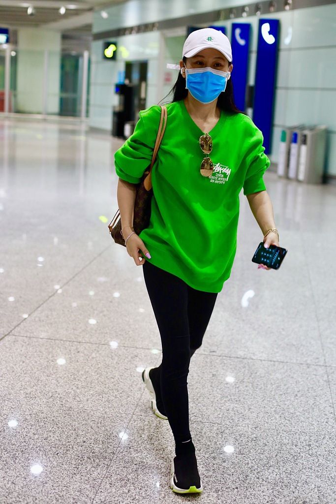 袁娅维穿减龄卫衣配健美裤秀美腿 低头快走气场十足