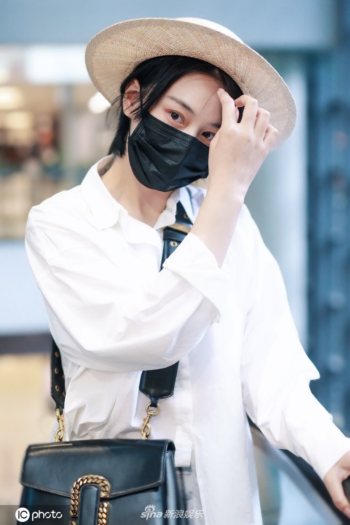 张馨予穿男友装玩下衣失踪秀美腿 皮肤光滑颜值能打