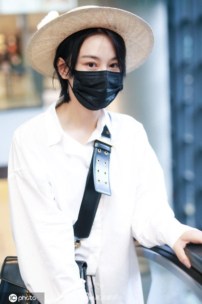 张馨予穿男友装玩下衣失踪秀美腿 皮肤光滑颜值能打