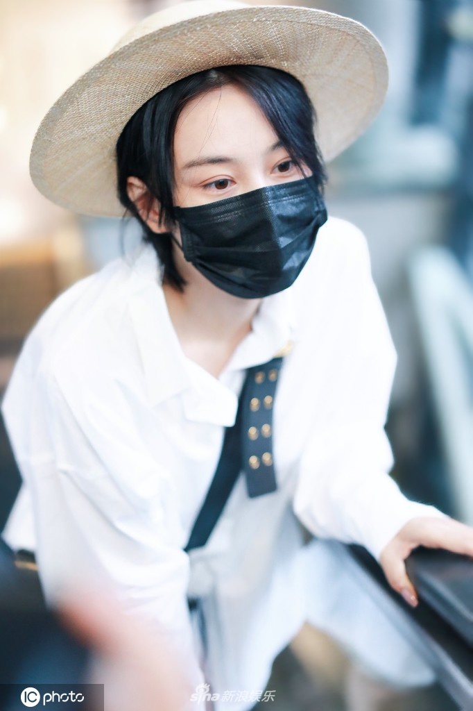 张馨予穿男友装玩下衣失踪秀美腿 皮肤光滑颜值能打