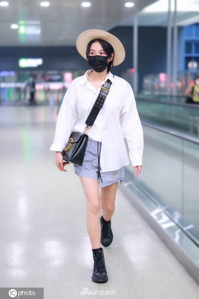 张馨予穿男友装玩下衣失踪秀美腿 皮肤光滑颜值能打