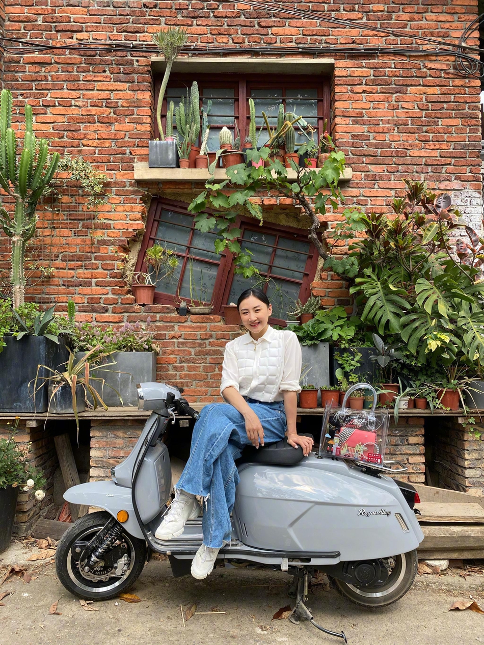 何雯娜打卡老家景点 灿笑比耶状态超好