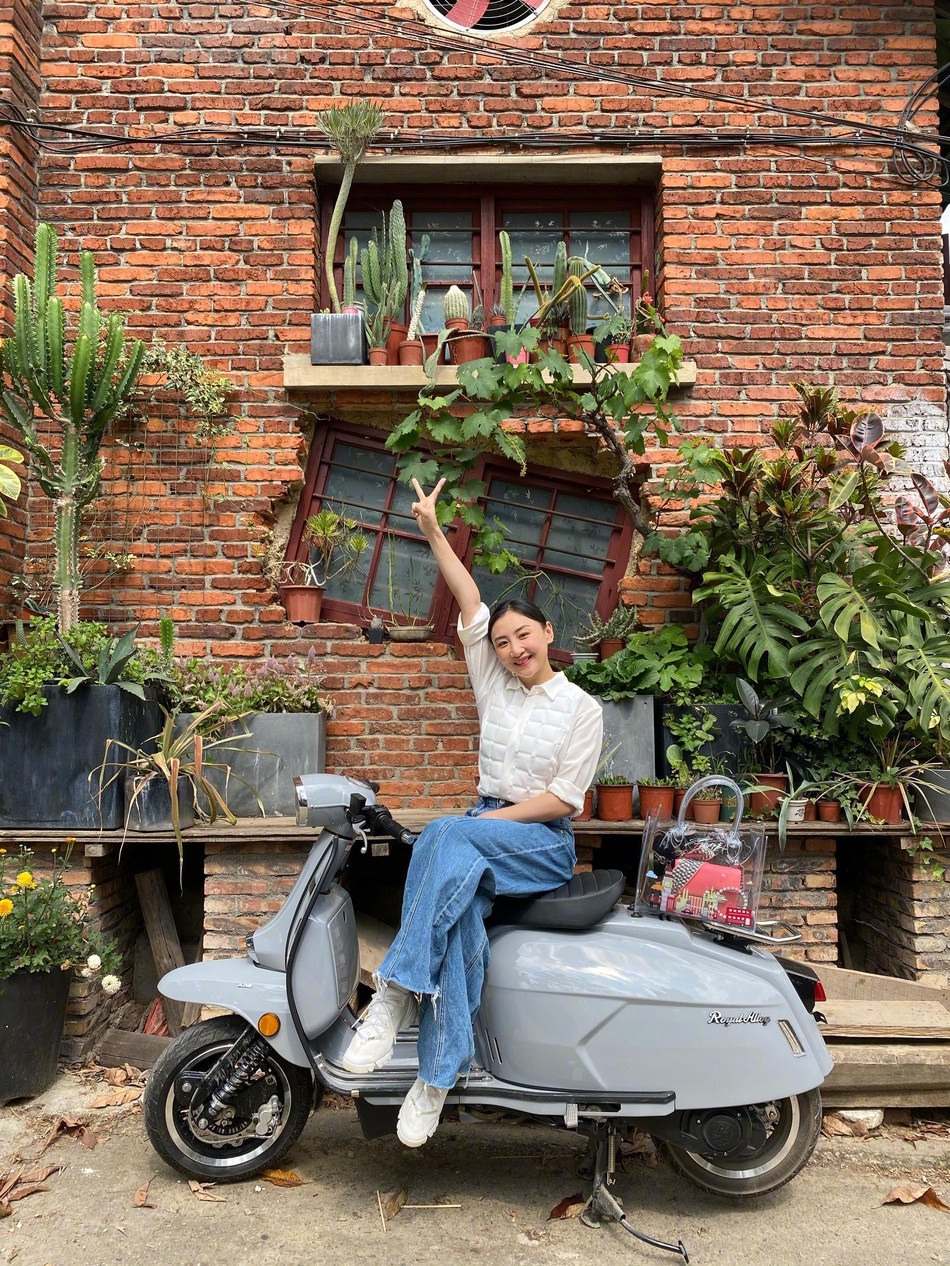 何雯娜打卡老家景点 灿笑比耶状态超好