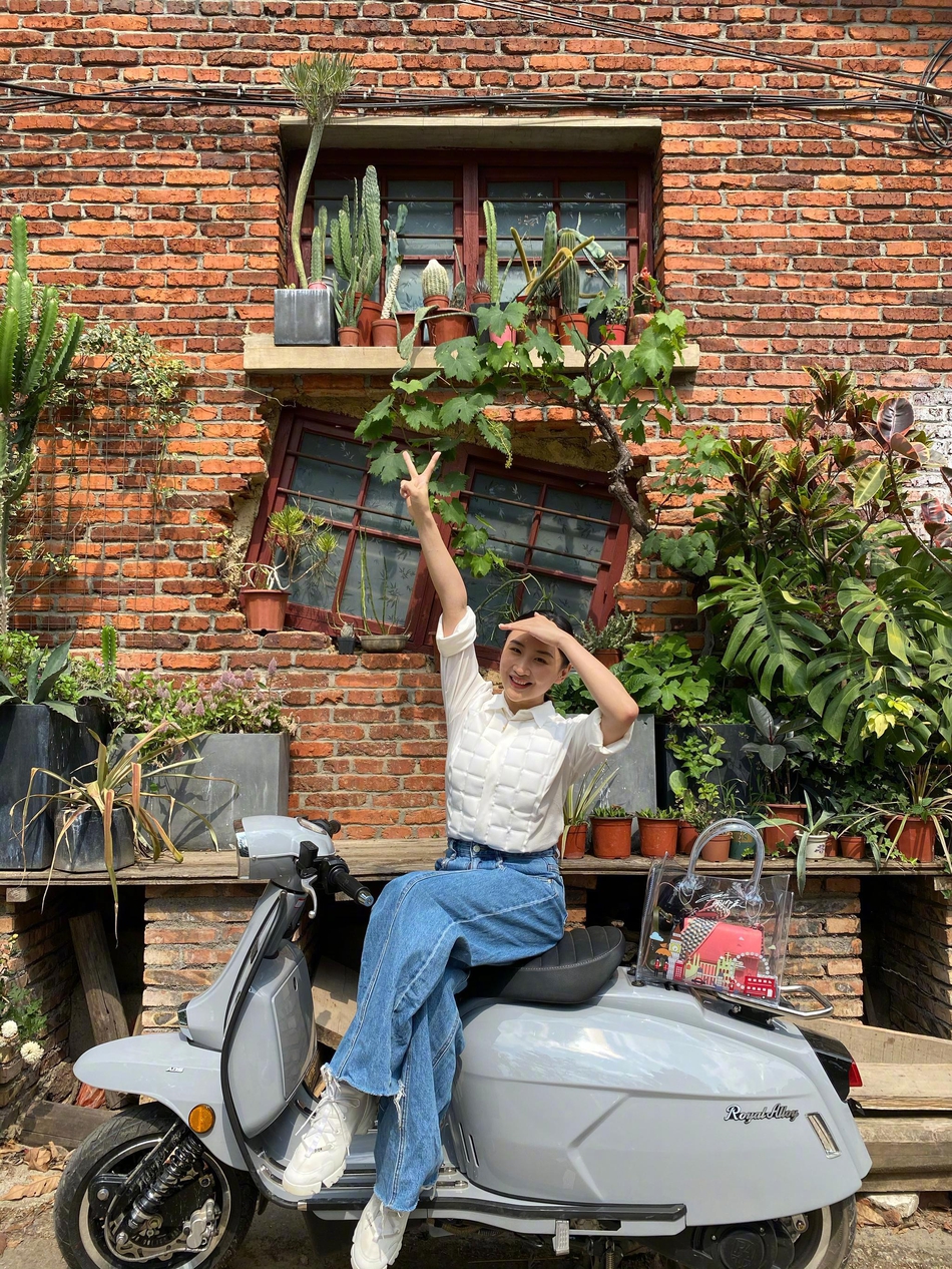 何雯娜打卡老家景点 灿笑比耶状态超好