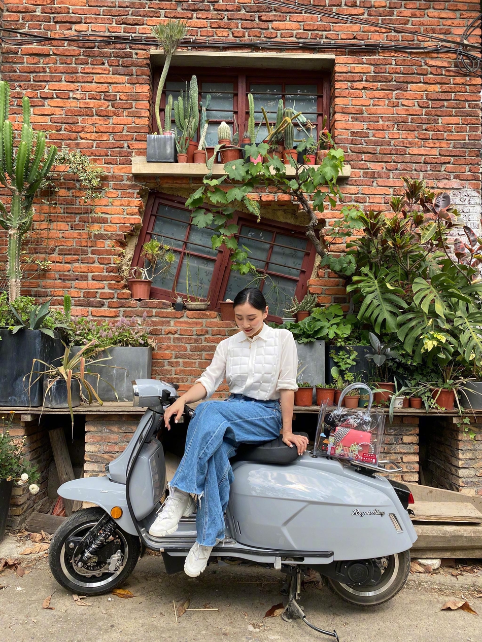 何雯娜打卡老家景点 灿笑比耶状态超好