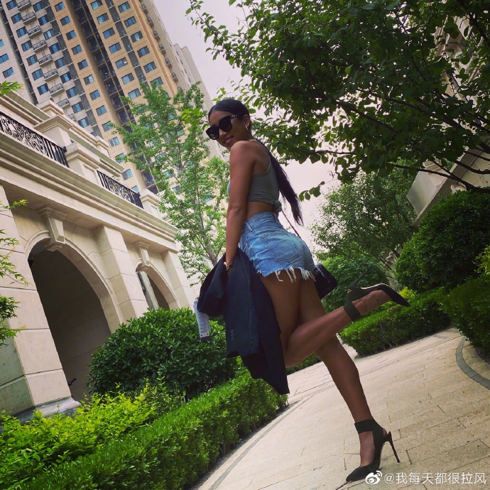 吉克隽逸晒照又A又飒 穿背心短裤秀性感身材