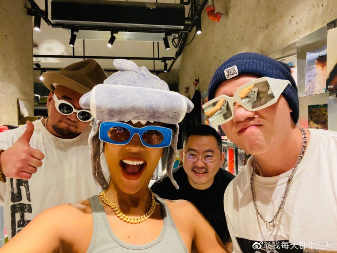 吉克隽逸晒照又A又飒 穿背心短裤秀性感身材