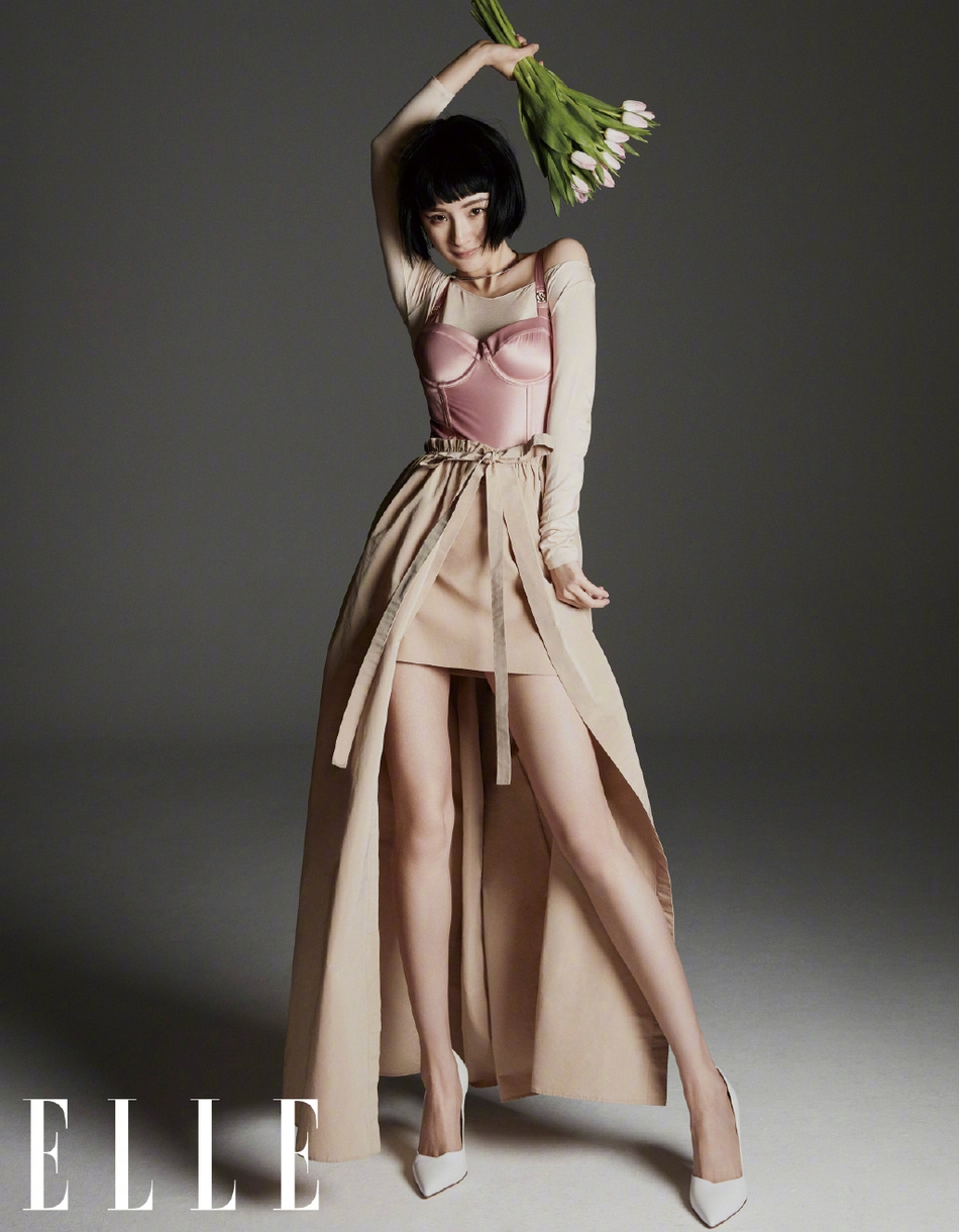 杨幂短发造型又酷又飒 走御姐风性感迷人