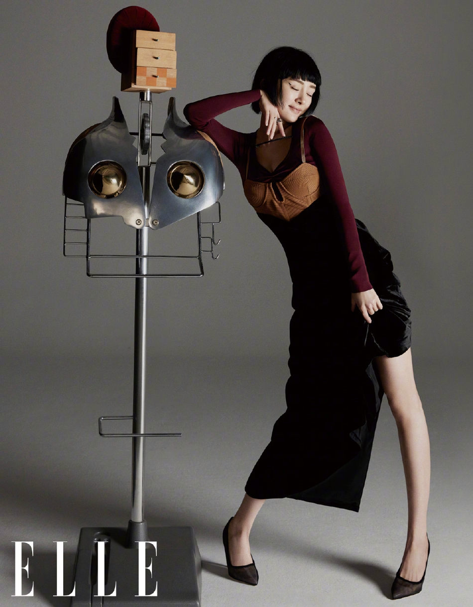 杨幂短发造型又酷又飒 走御姐风性感迷人