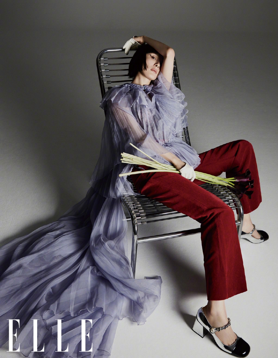 杨幂短发造型又酷又飒 走御姐风性感迷人