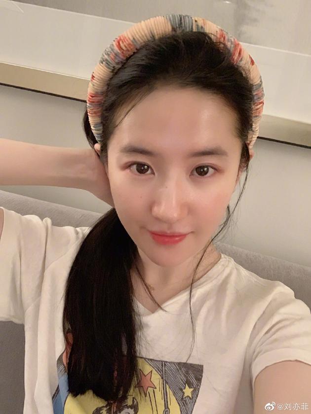 刘亦菲营业分享自拍 皮肤白皙透亮眼神温柔可人