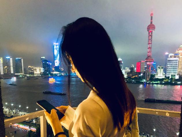 赵丽颖绿洲营业晒近照 窗边远眺背影苗条气质优雅