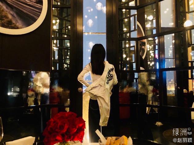 赵丽颖绿洲营业晒近照 窗边远眺背影苗条气质优雅