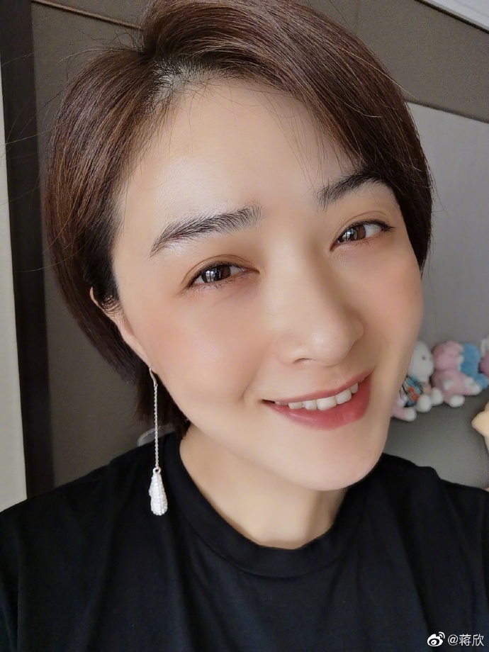 蒋欣生日晒自拍送福利 对镜卖萌甜笑暖意十足