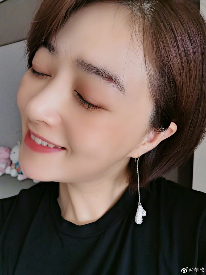 蒋欣生日晒自拍送福利 对镜卖萌甜笑暖意十足