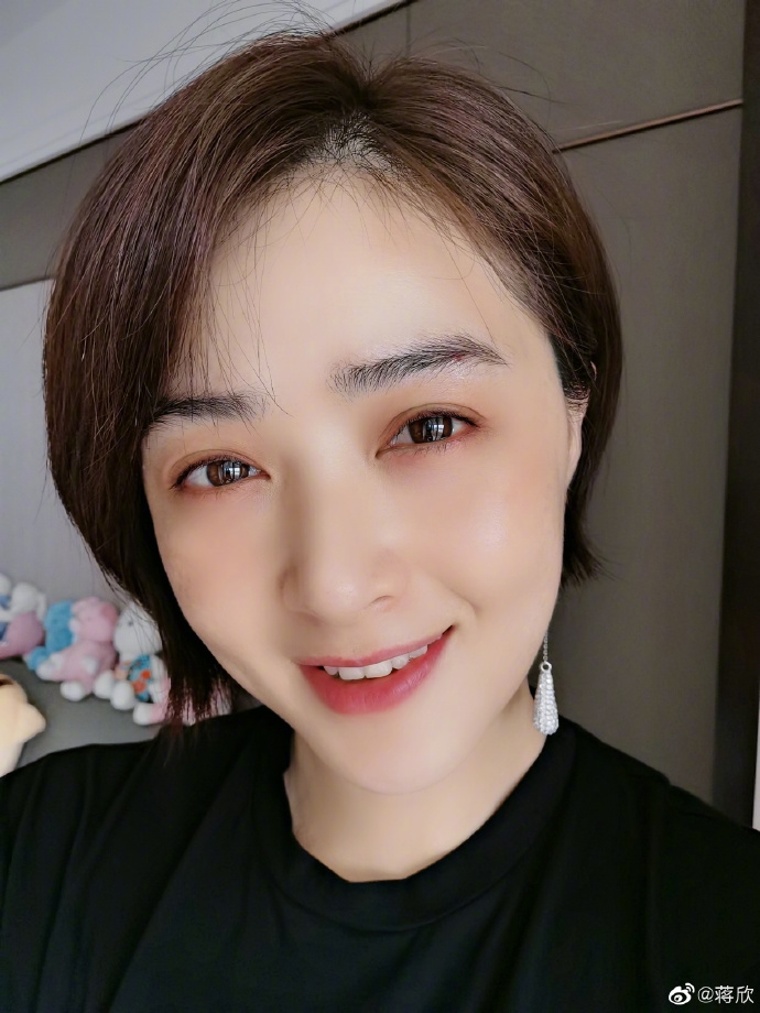 蒋欣生日晒自拍送福利 对镜卖萌甜笑暖意十足